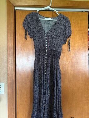 Carly Jean Los Angeles Black Floral Button-Front Midi Dress